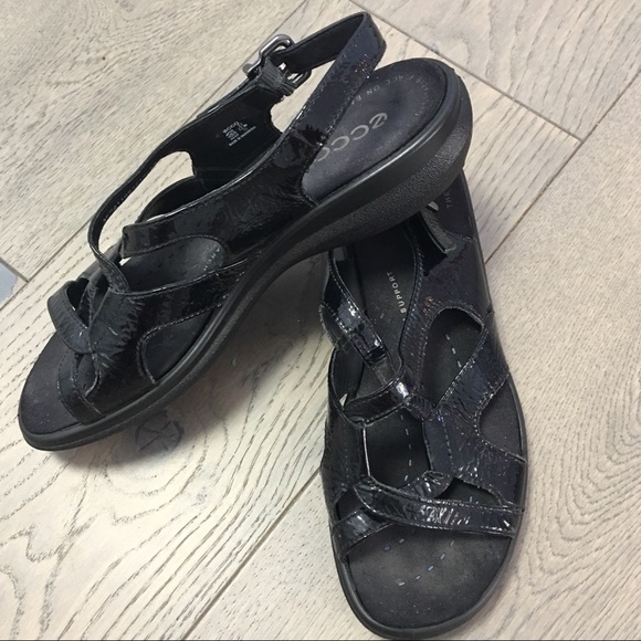ECCO Breeze Black Patent Leather Sandals - Picture 4 of 5